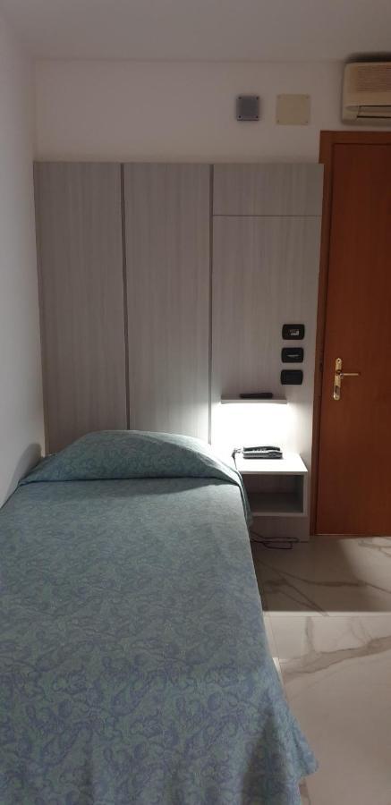Columbus Dependance Hotel Линяно Сабиадоро Екстериор снимка